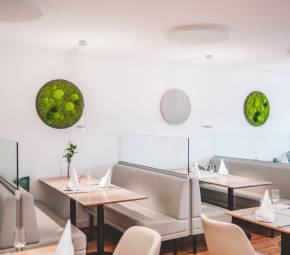 Modern eingerichtetes Restaurant Elis Deli im Swisttal