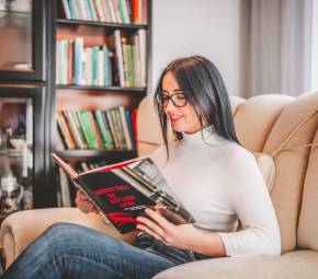 Entspannen im Hotel Weidenbrück - Frau liest ein Magazin in einem gemütlichen Sessel