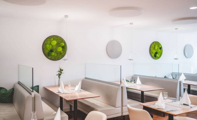 Modern eingerichtetes Restaurant Elis Deli im Swisttal